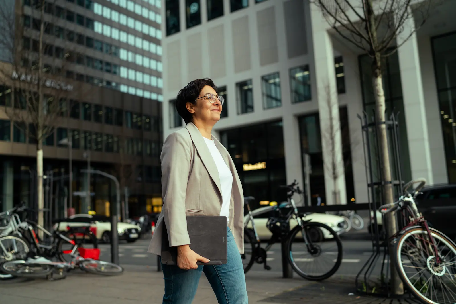 Person in Frankurt am Reisen