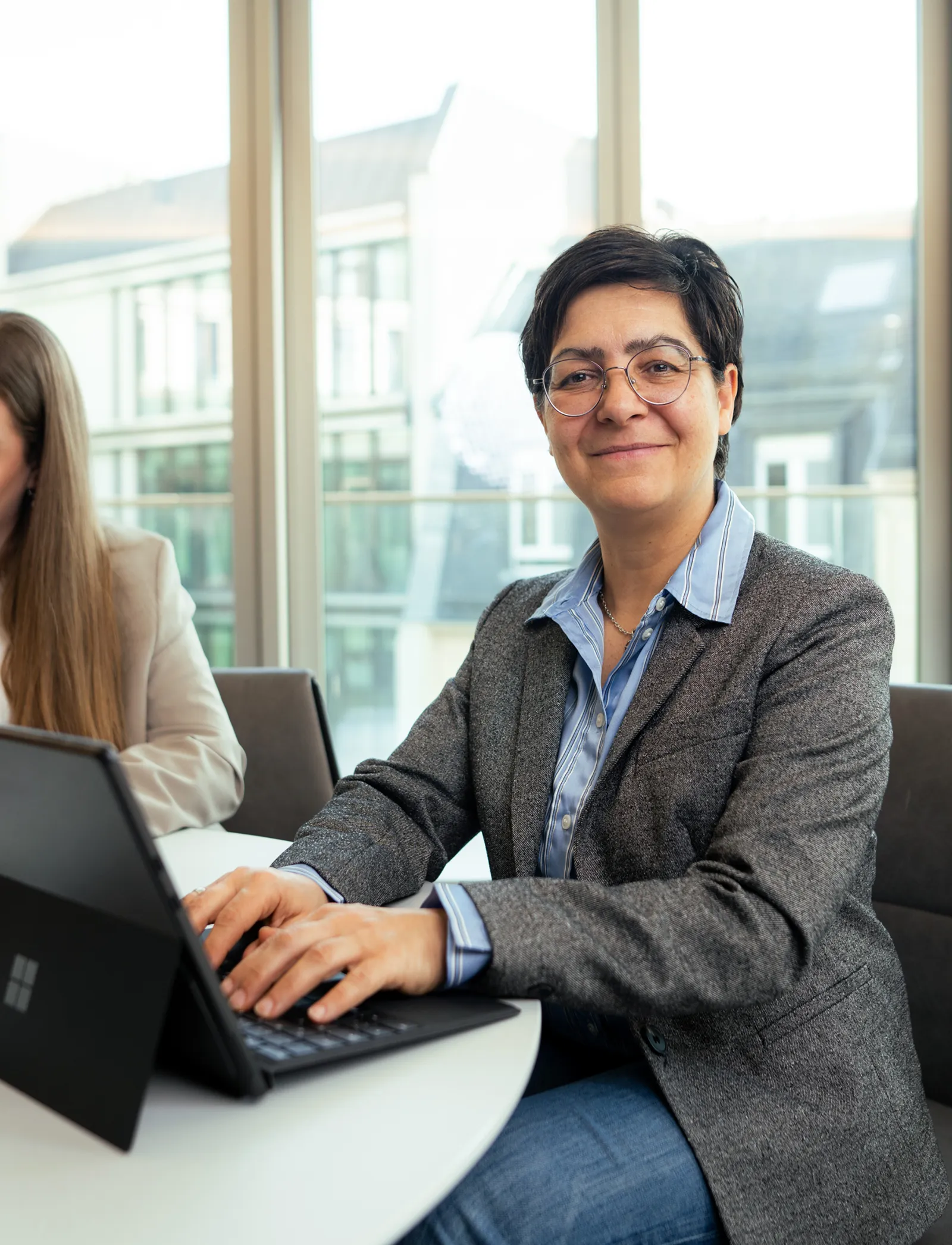 Glückliche Mitarbeiterin