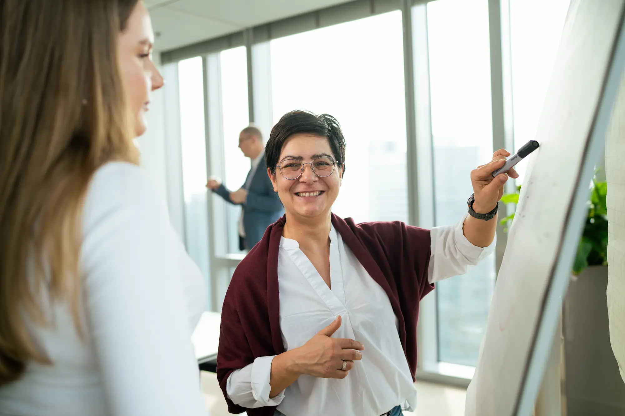 Mitarbeiterin präsentiert Plan für Geschäftsreise