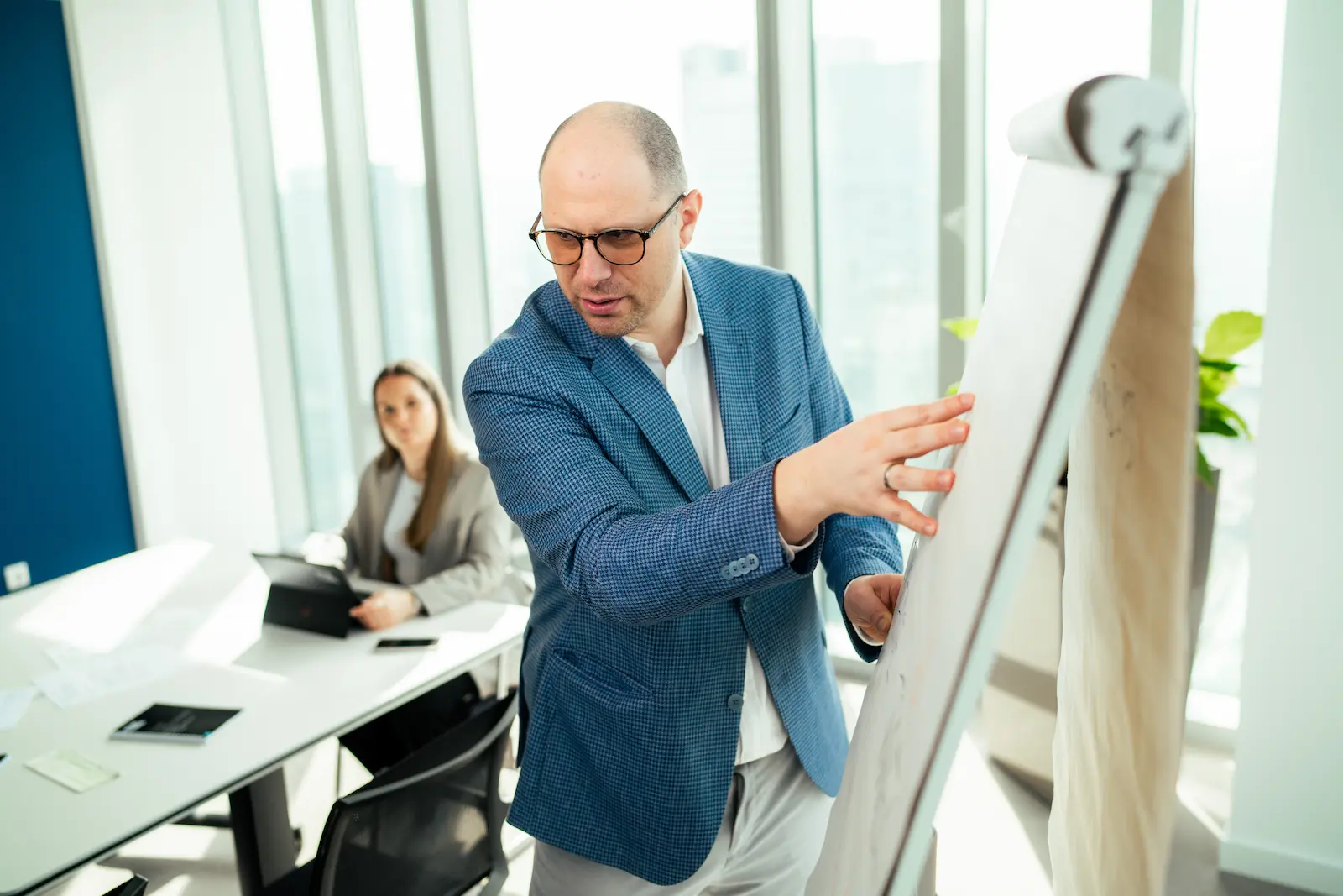 Herr Will hält Präsentation