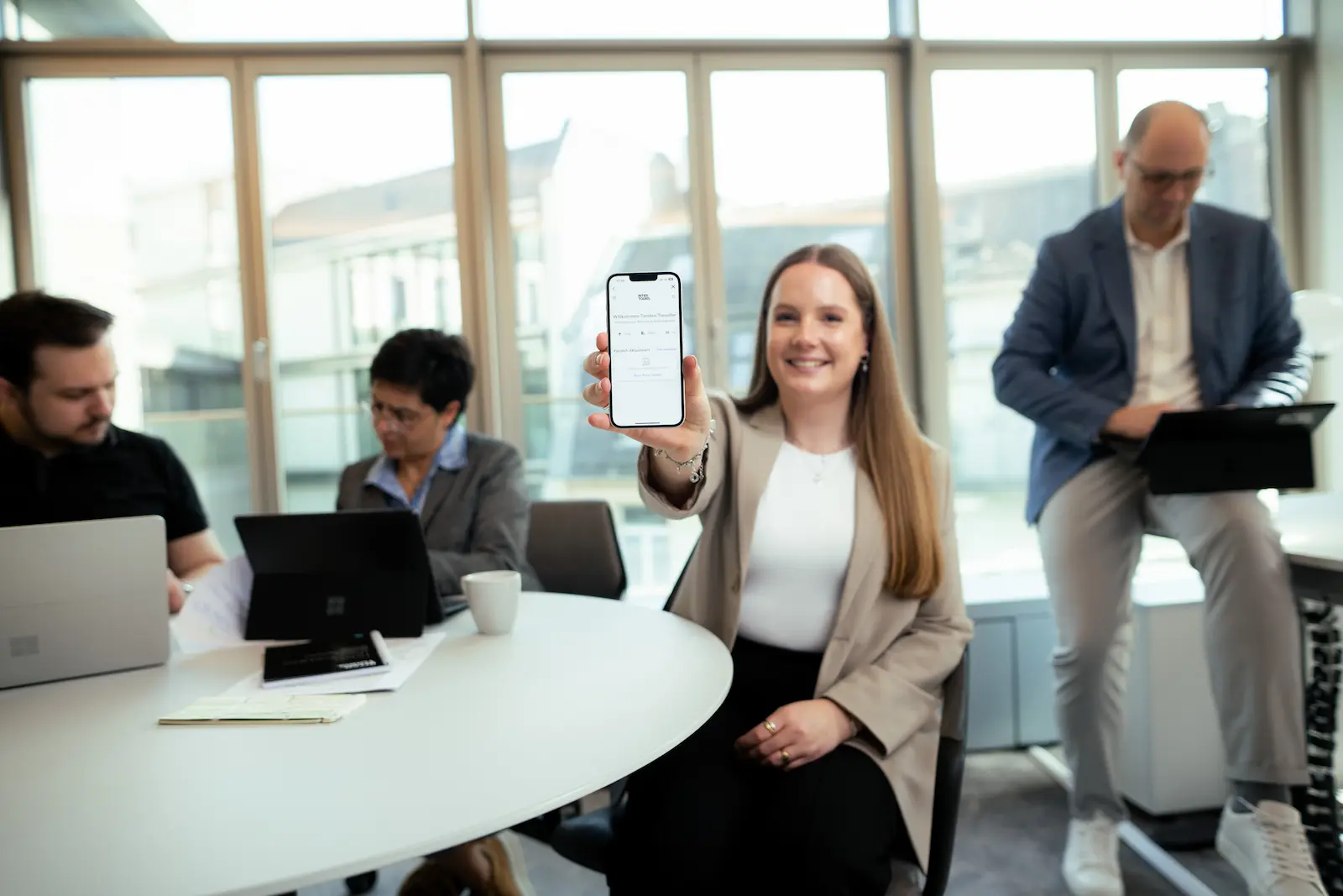 Mobile Anwendung und glückliche Mitarbeiterin