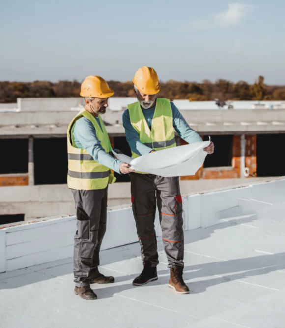 image depicting employees collaborating (for a manufacturing plant)