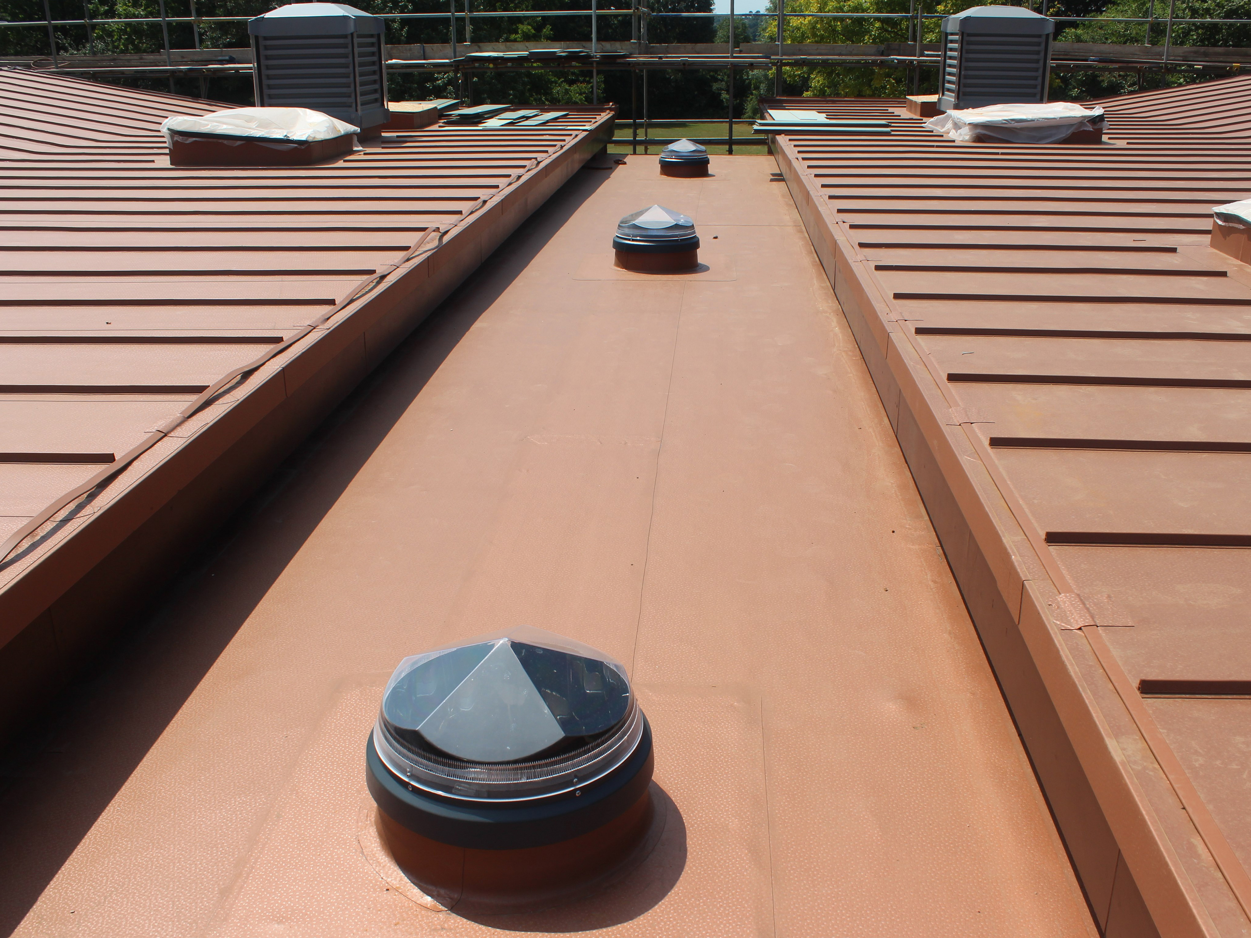 RENOLIT ALKORPLAN Metallic membrane on a pitched roof facade