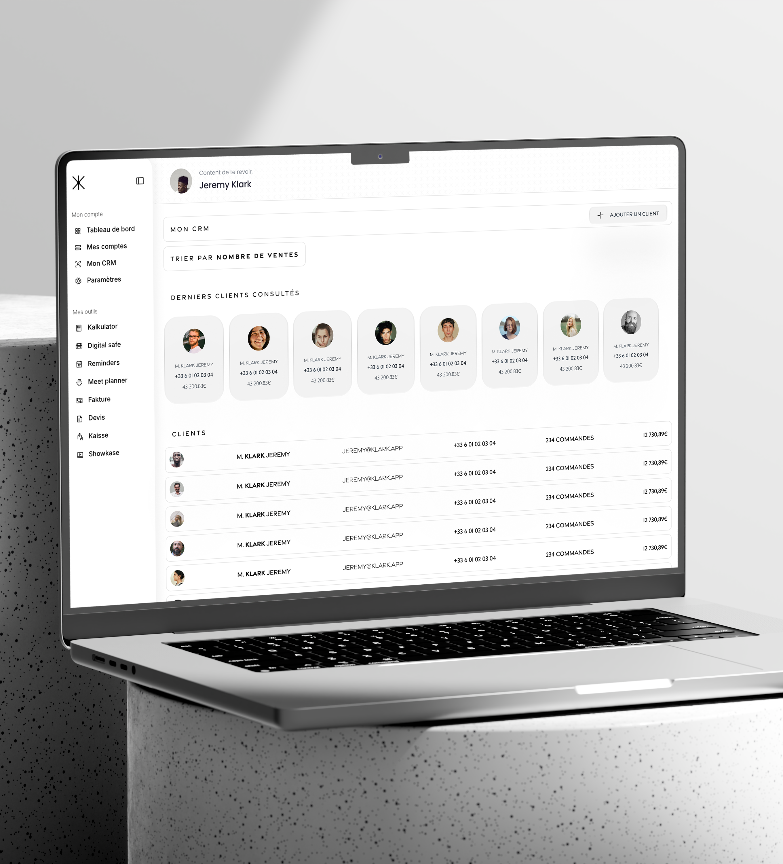 Ordinateur portable affichant un tableau de bord CRM avec profil client, coordonnées et ventes triées par nombre de ventes.