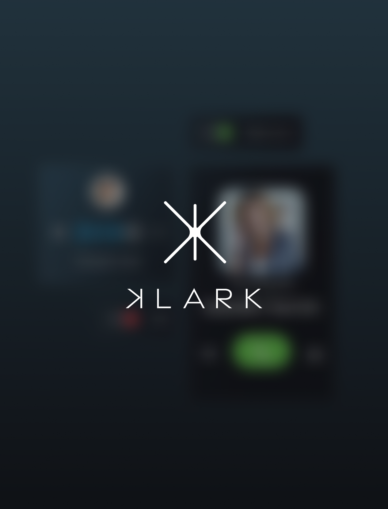 Logo blanc de Klark sur un fond flouté sombre d'interface utilisateur.