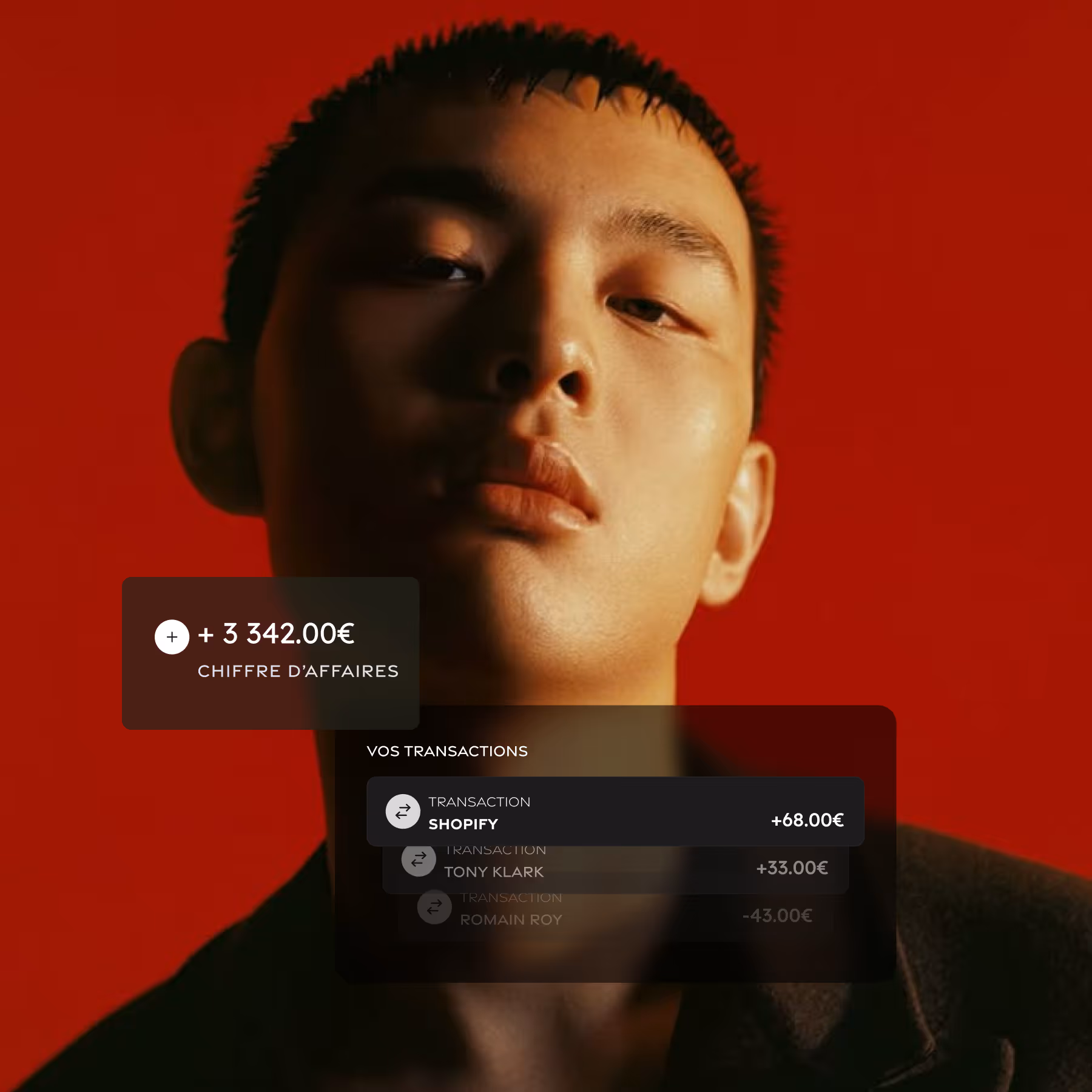 Portrait en gros plan d'un homme asiatique avec un fond rouge vif et une interface affichant un chiffre d'affaires de 3 342,00 € et des transactions avec Shopify, Tony Klark, et Romain Roy.