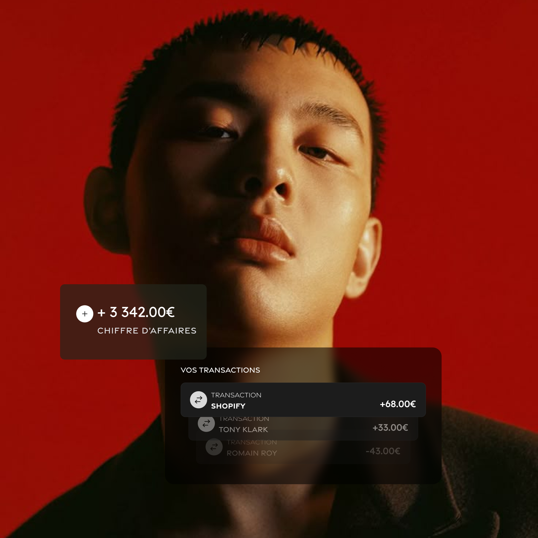 Portrait en gros plan d'un homme asiatique avec un fond rouge vif et une interface affichant un chiffre d'affaires de 3 342,00 € et des transactions avec Shopify, Tony Klark, et Romain Roy.