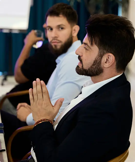 Membre du Aure Business Club en discussion avec un pair lors d'une rencontre privee.