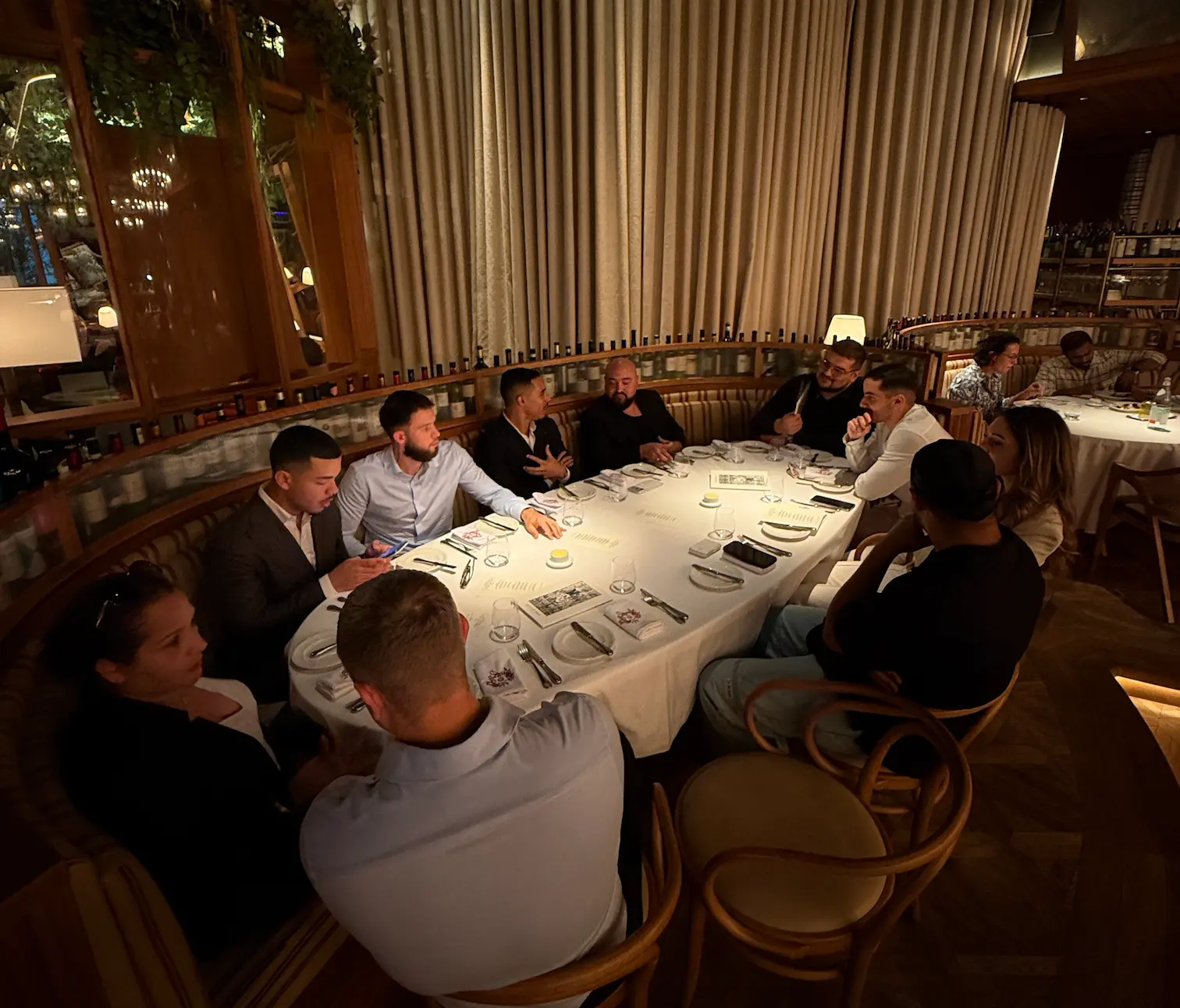 Diner de networking entre membres du Aure Business Club autour d'une grande table.