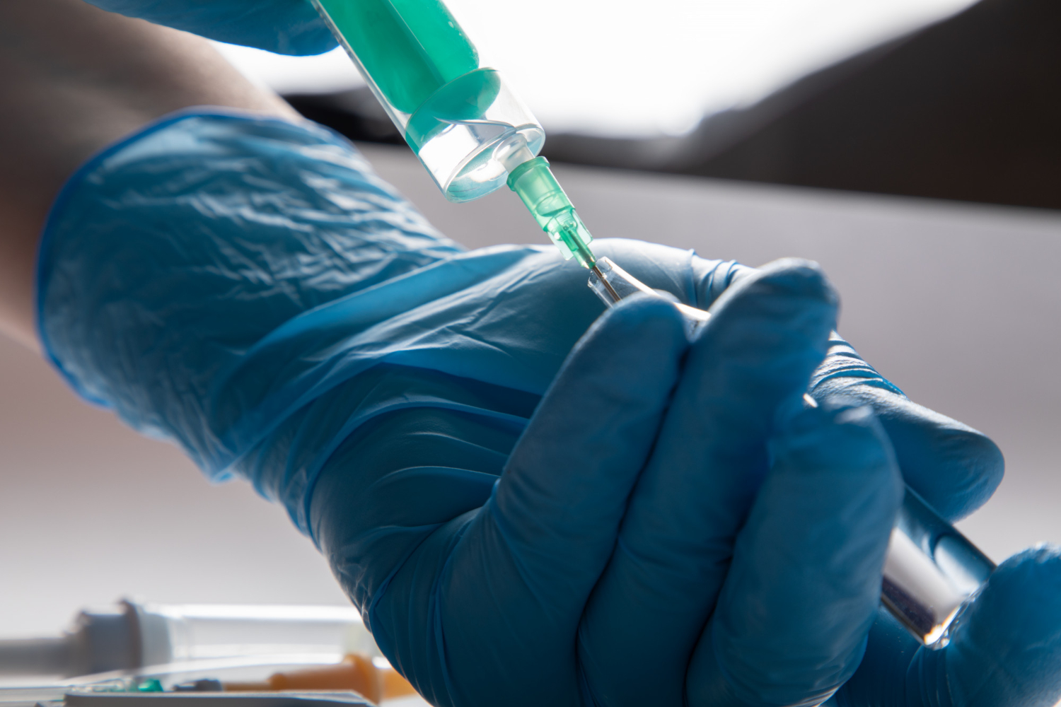 Pflegepersonal betreut Senior im häuslichen Umfeld