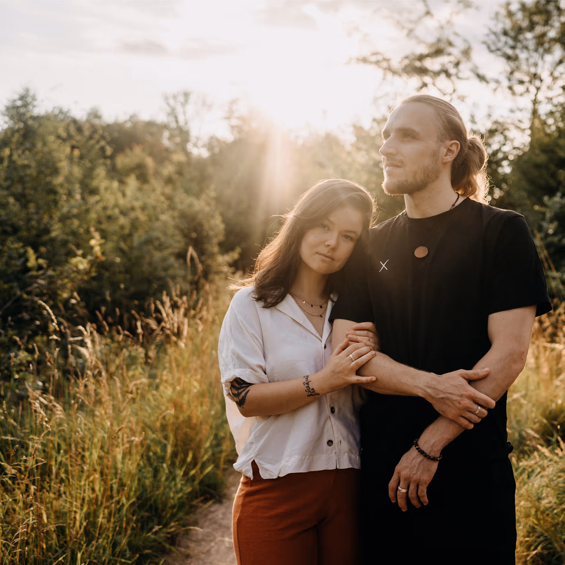 Paar steht in der Natur. Foto von zwei Menschen als Symbol für Reconnect Mann‑Frau‑Duo: Tamara Allig und Nikolai Weidner
