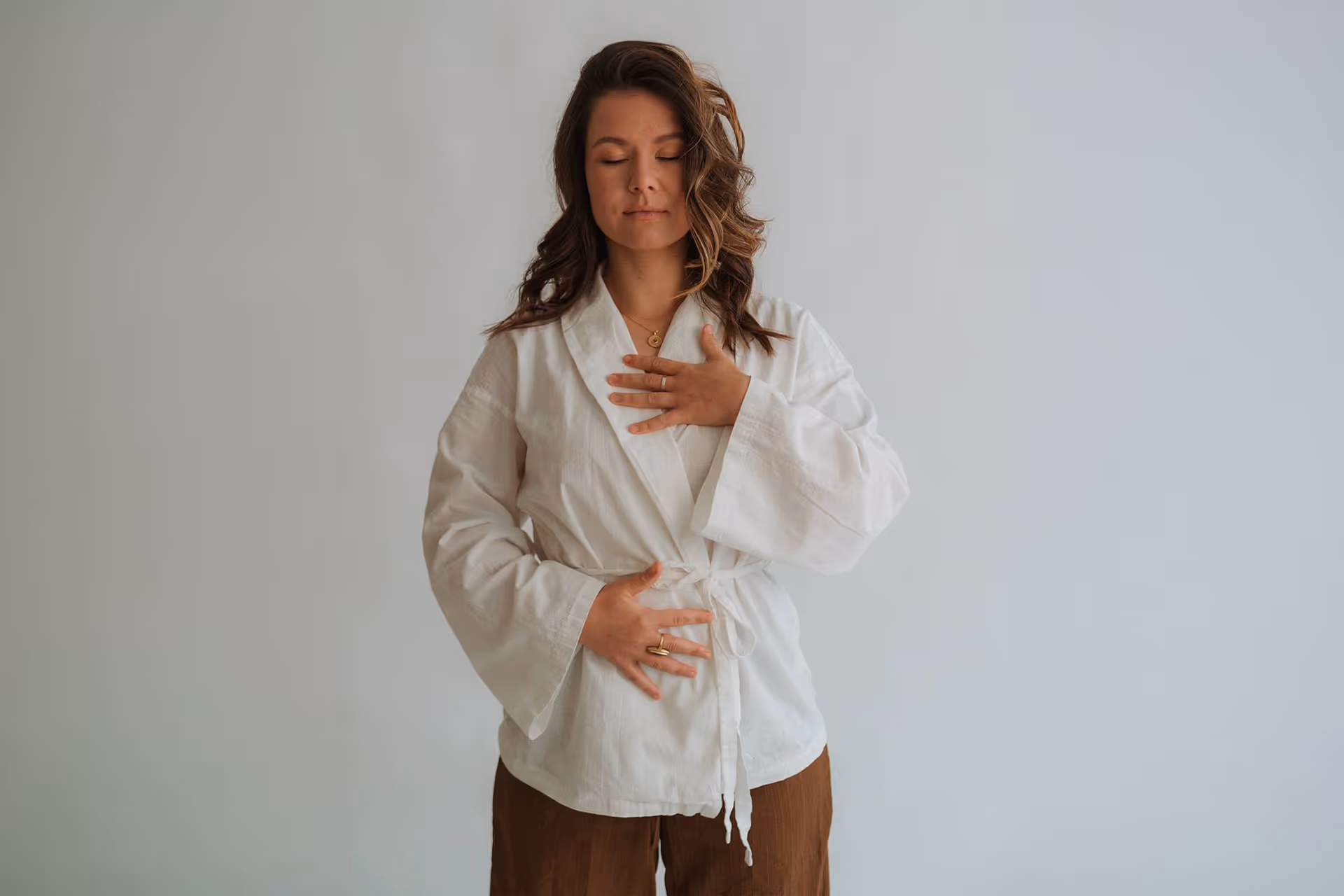 Porträt der Raumhalterin Tamara Allig  in heller Kleidung: visuelles Bild für Teilnehmerin im Reconnect Raum