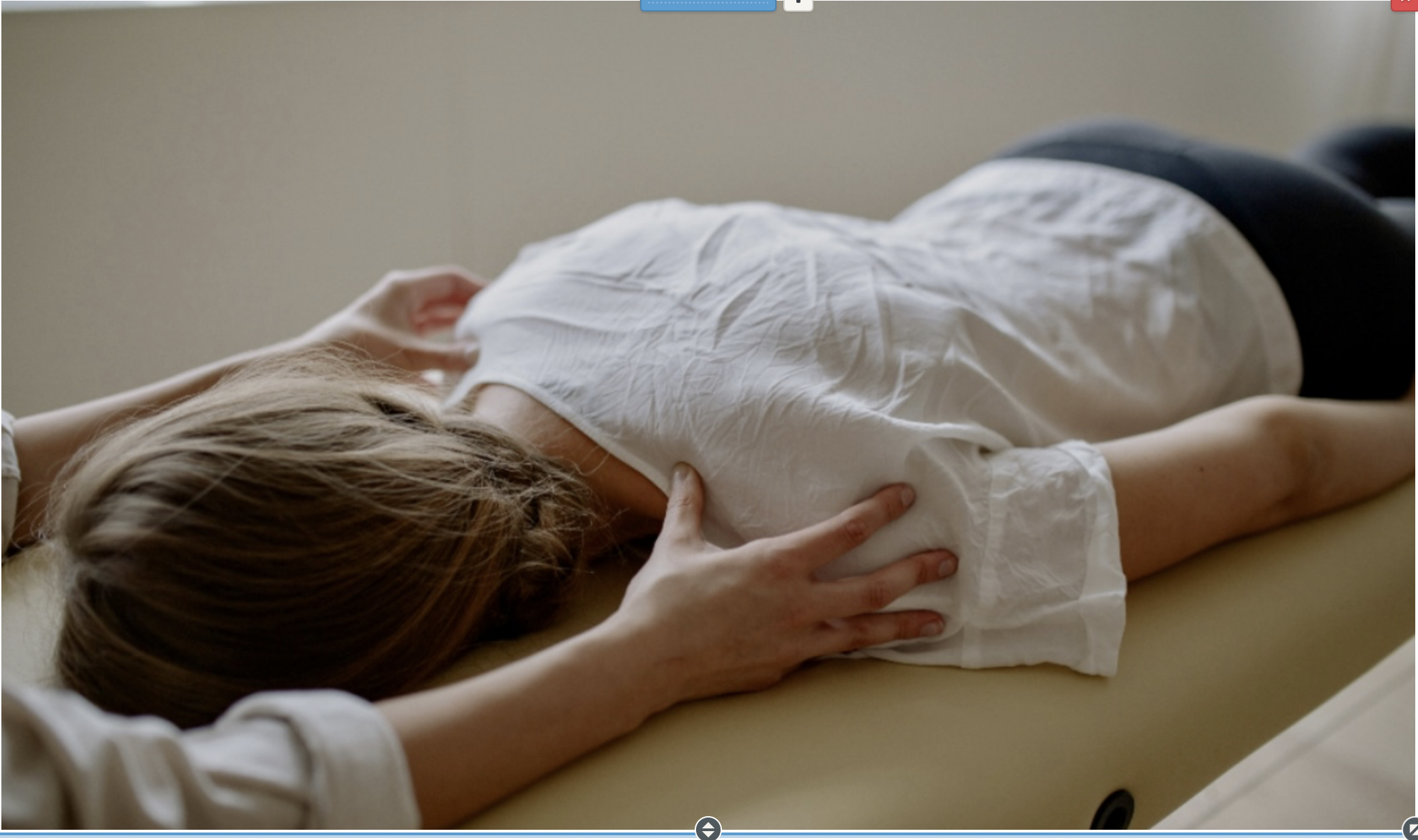 Behandelruimte van Rustpunt met massagetafel en serene sfeer