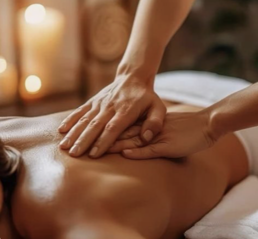 Massage waarbij therapeut aandachtig de rug en schouders behandelt bij Rustpunt
