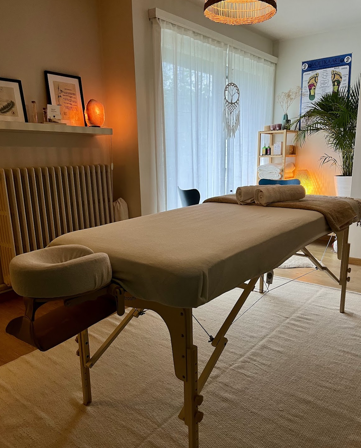 Sfeervolle foto van massageaccessoires en producten gebruikt bij Rustpunt