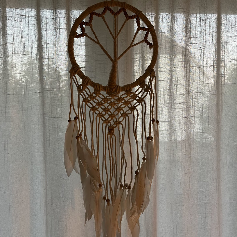 Handgemaakte dreamcatcher met veren als sfeervolle decoratie in de praktijkruimte van Rustpunt