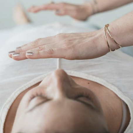 Therapeut voert een ontspannende massagebehandeling uit bij Rustpunt