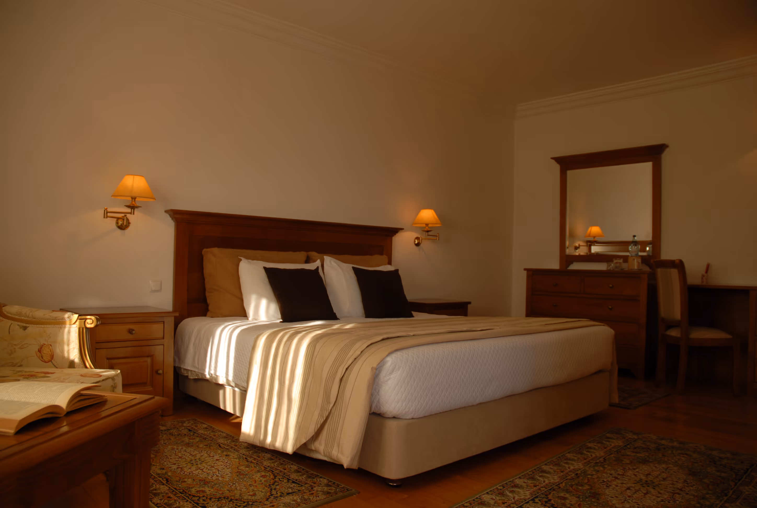 Quarto verde com uma cama de casal