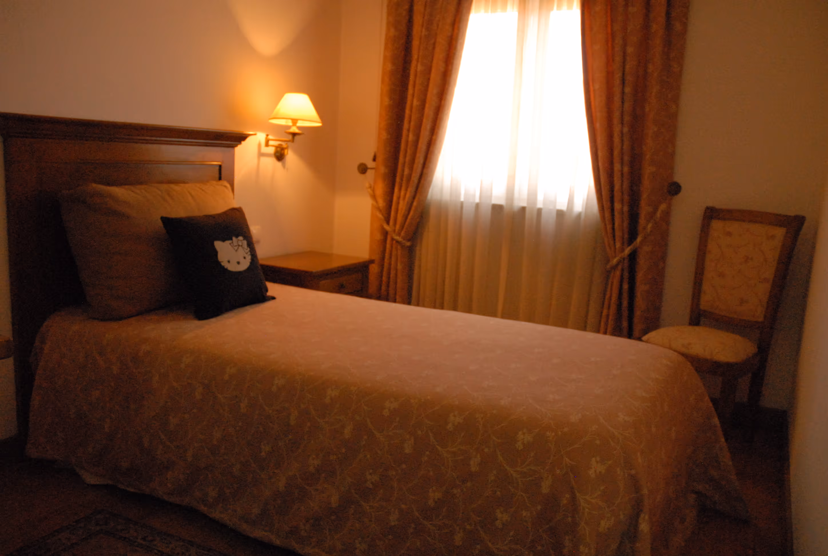 Quarto cor-de-rosa com uma cama individual