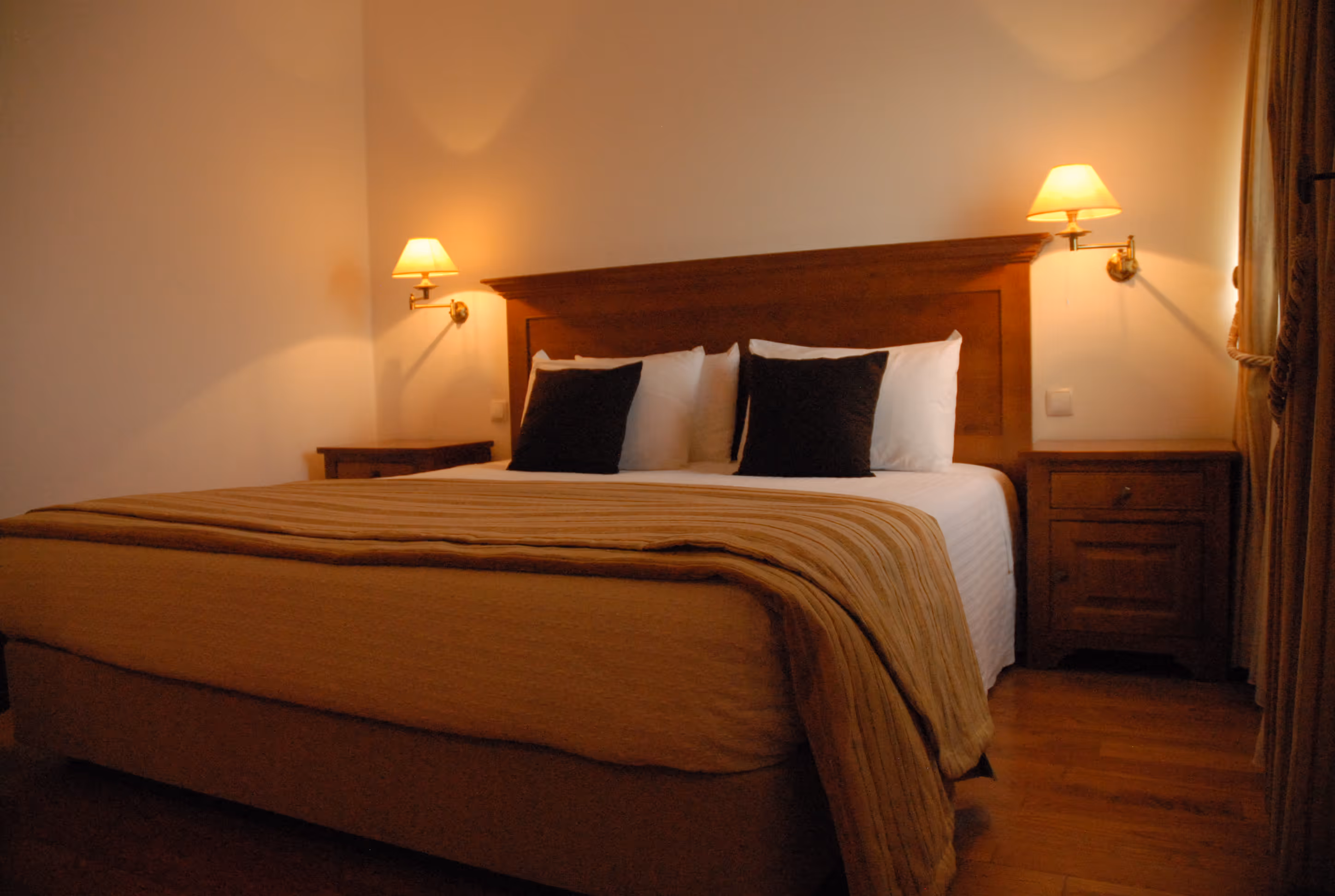 Quarto bronze com uma cama de casal