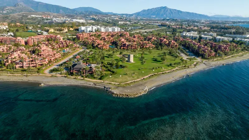 Plaża Guadalmansa na wybrzeżu Estepony