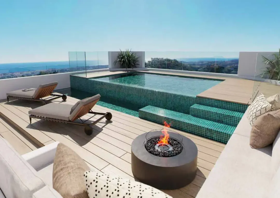 The View Marbella – taras penthouse'u z basenem i widokiem na morze