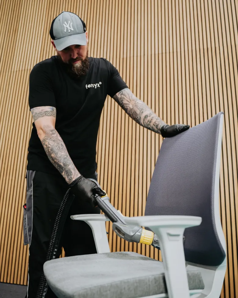 Aufbereitung von Büromöbeln.