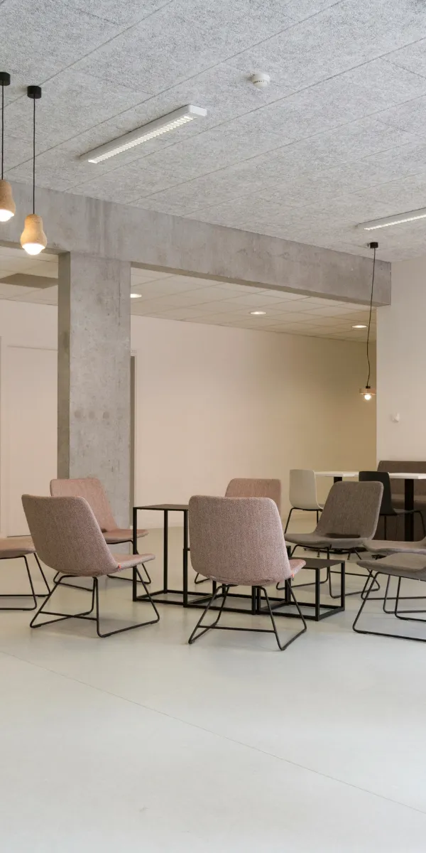 Lounge Meetingbereich mit Sofa und Sesseln in hellem Büro