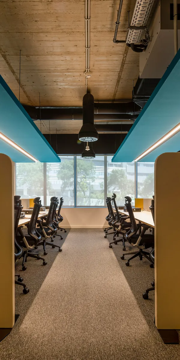 Offenes Büro mit vielen Arbeitsplätzen und hohen Decken im Industrial-Stil