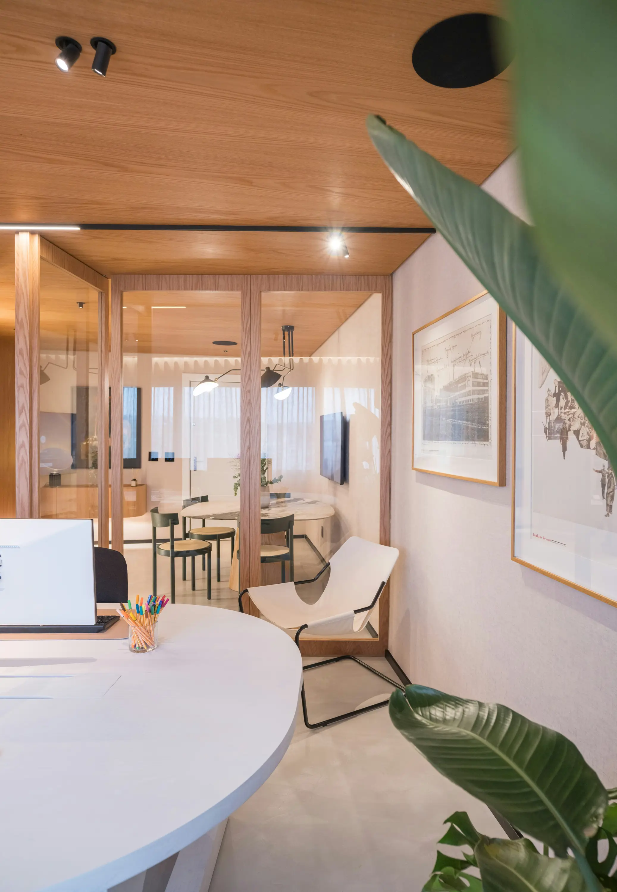 Modernes Büro mit höhenverstellbaren Schreibtischen und blauen Bürostühlen