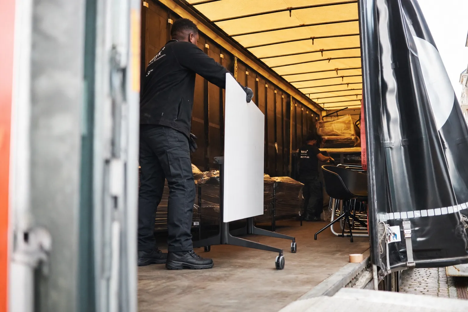 Projektplanung einer Büroauflösung im Teammeeting bei Fenyx