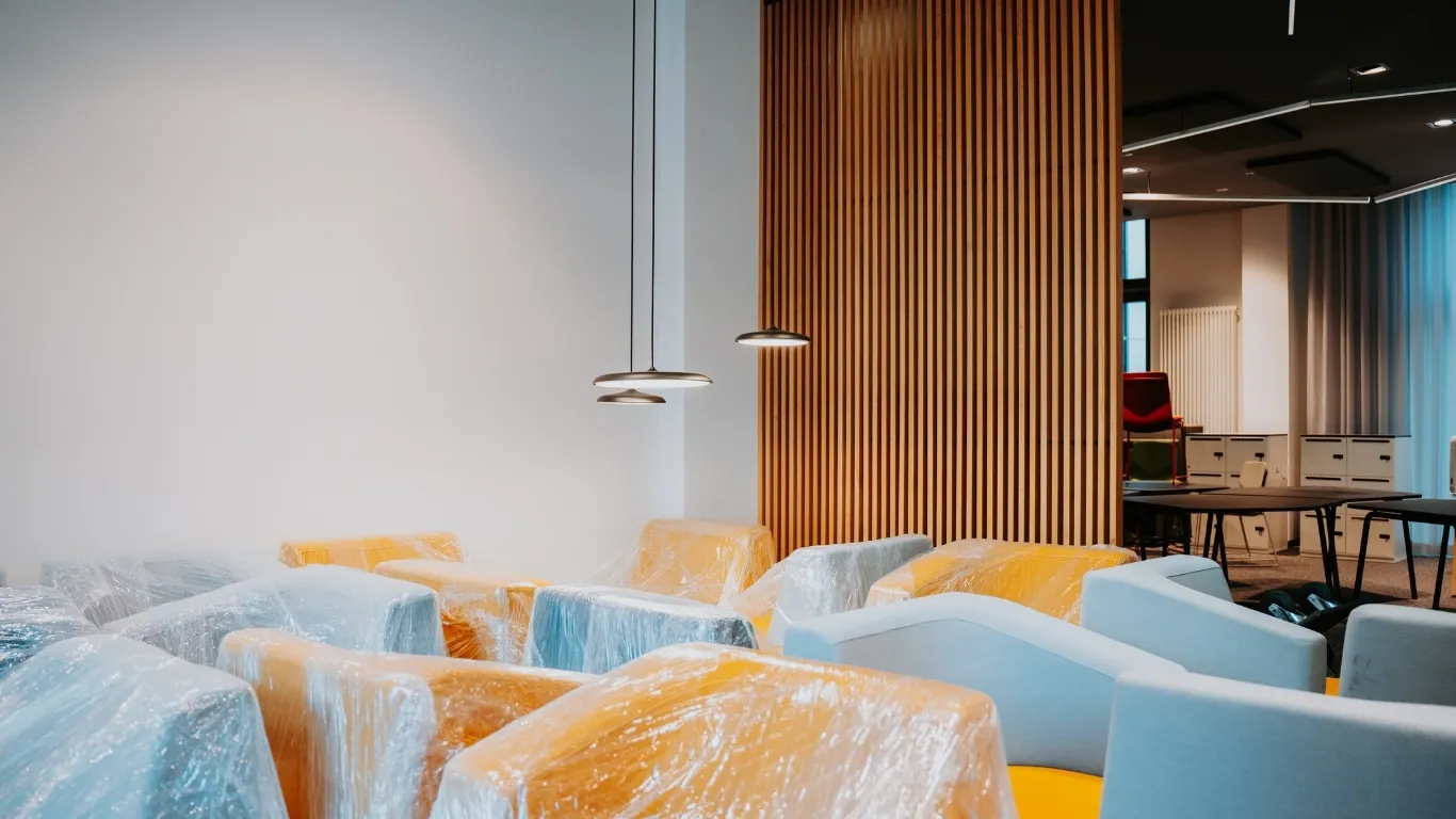 Büromöbel in gutem Zustand zur Bewertung und Wiederverwertung vorbereitet