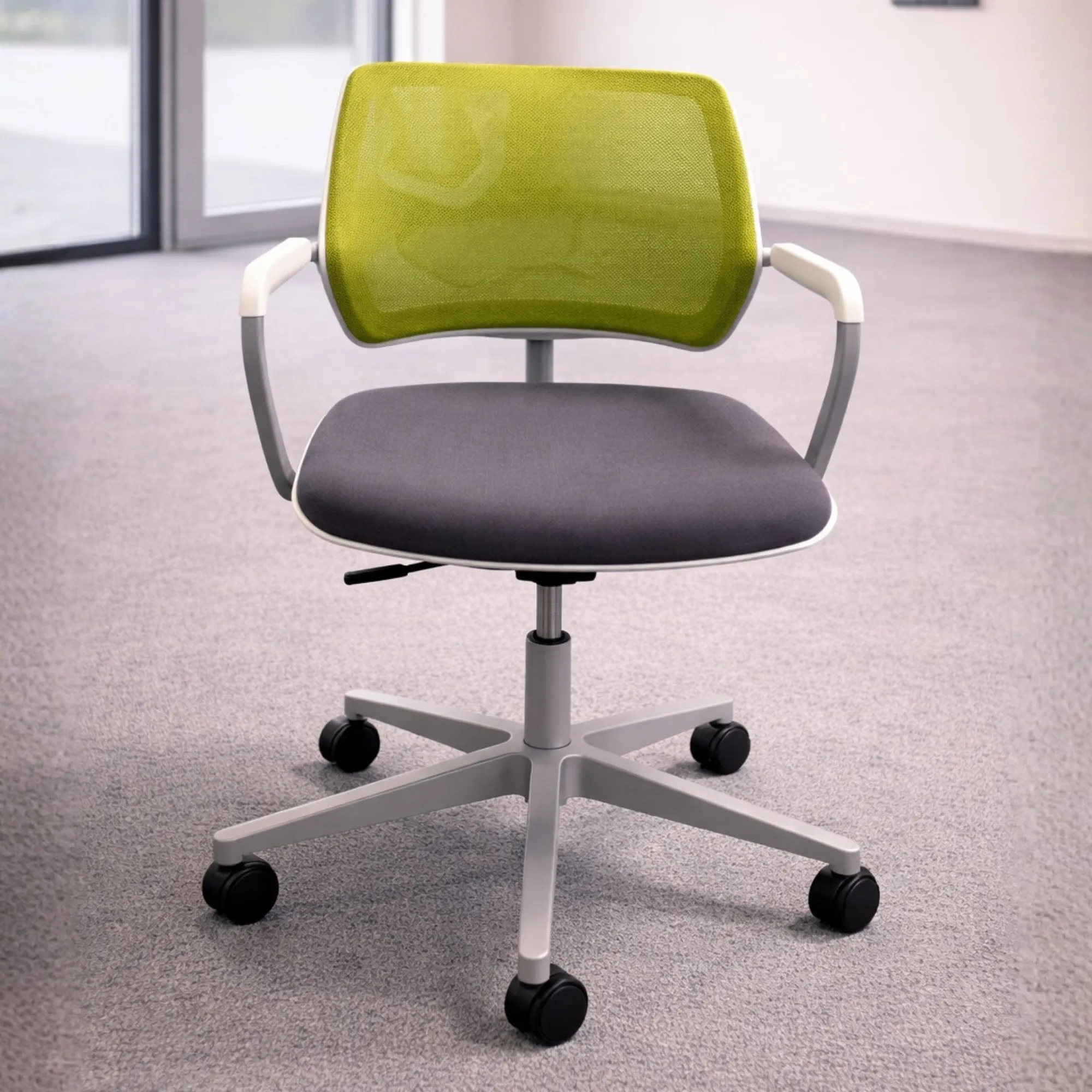 Grün-grauer Bürostuhl mit Armlehnen und Fußkreuz auf weißem Hintergrund.