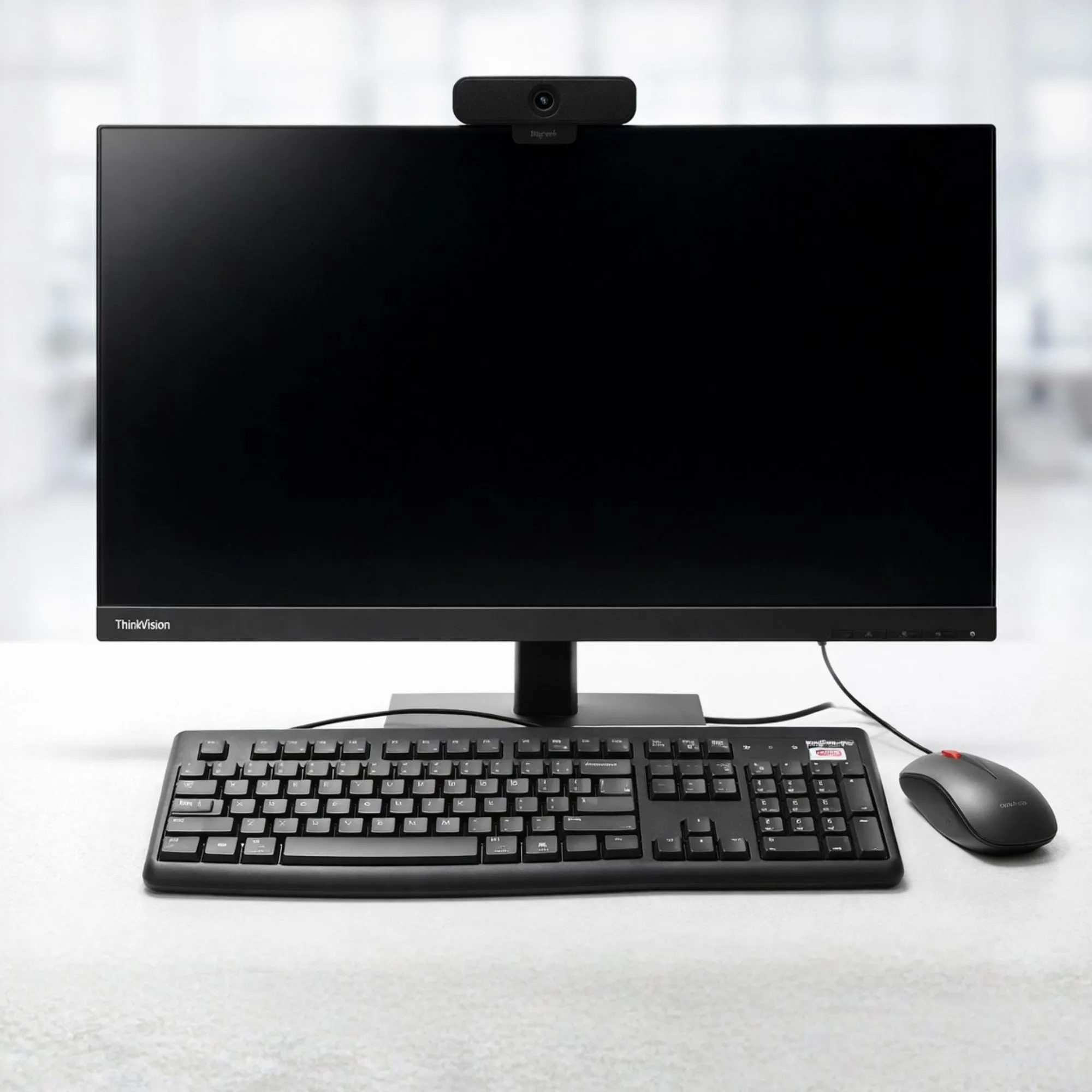 Schwarzer Desktop-Computer mit Monitor, Tastatur und Maus auf weißem Hintergrund.