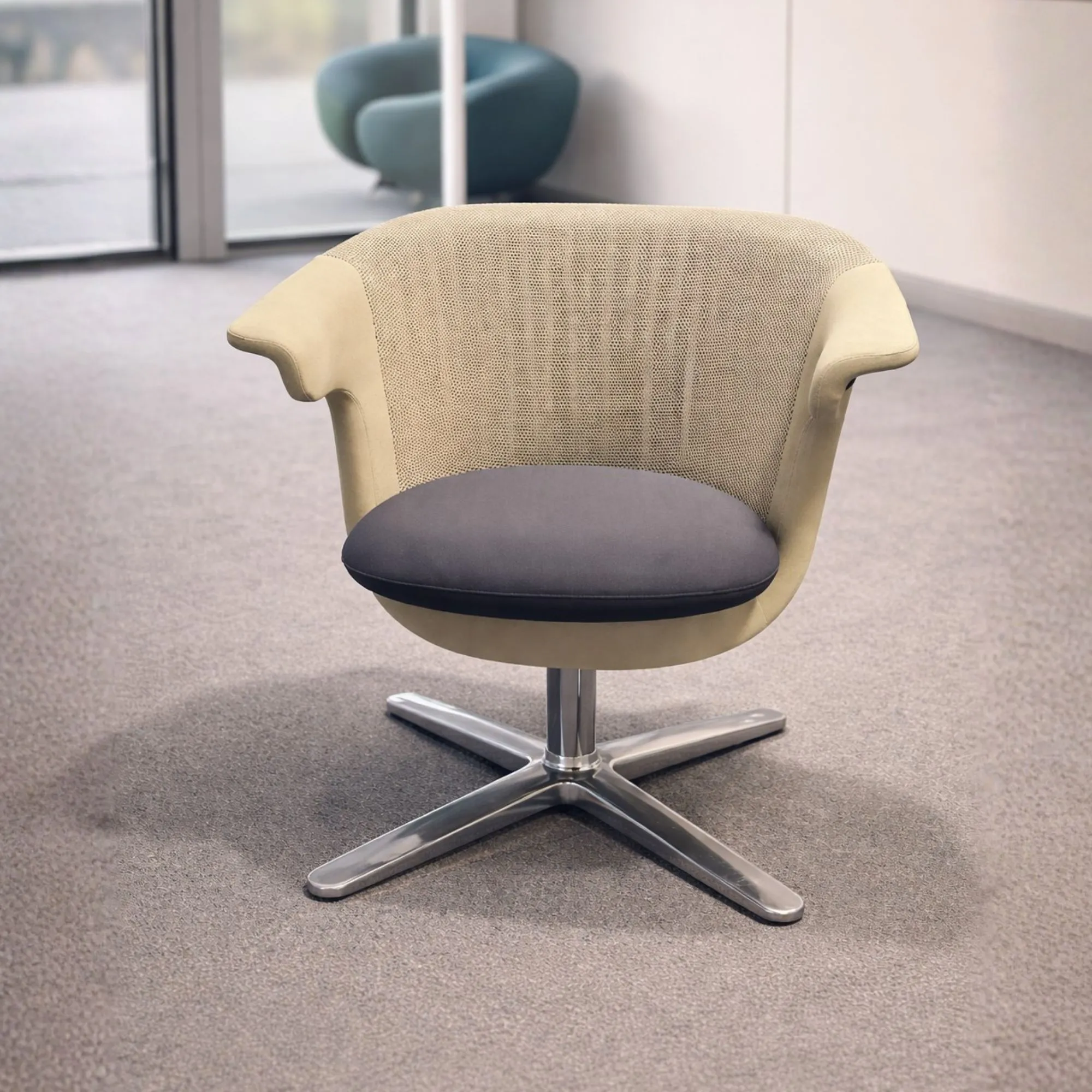 Weißer Loungesessel mit geschwungener Schale und verchromtem Fußkreuz.