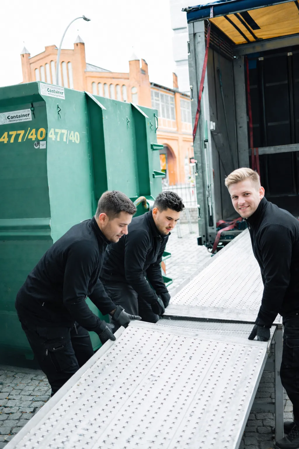 Fenyx Team beim Abtransport von Büromöbeln im Rahmen einer Büroauflösung