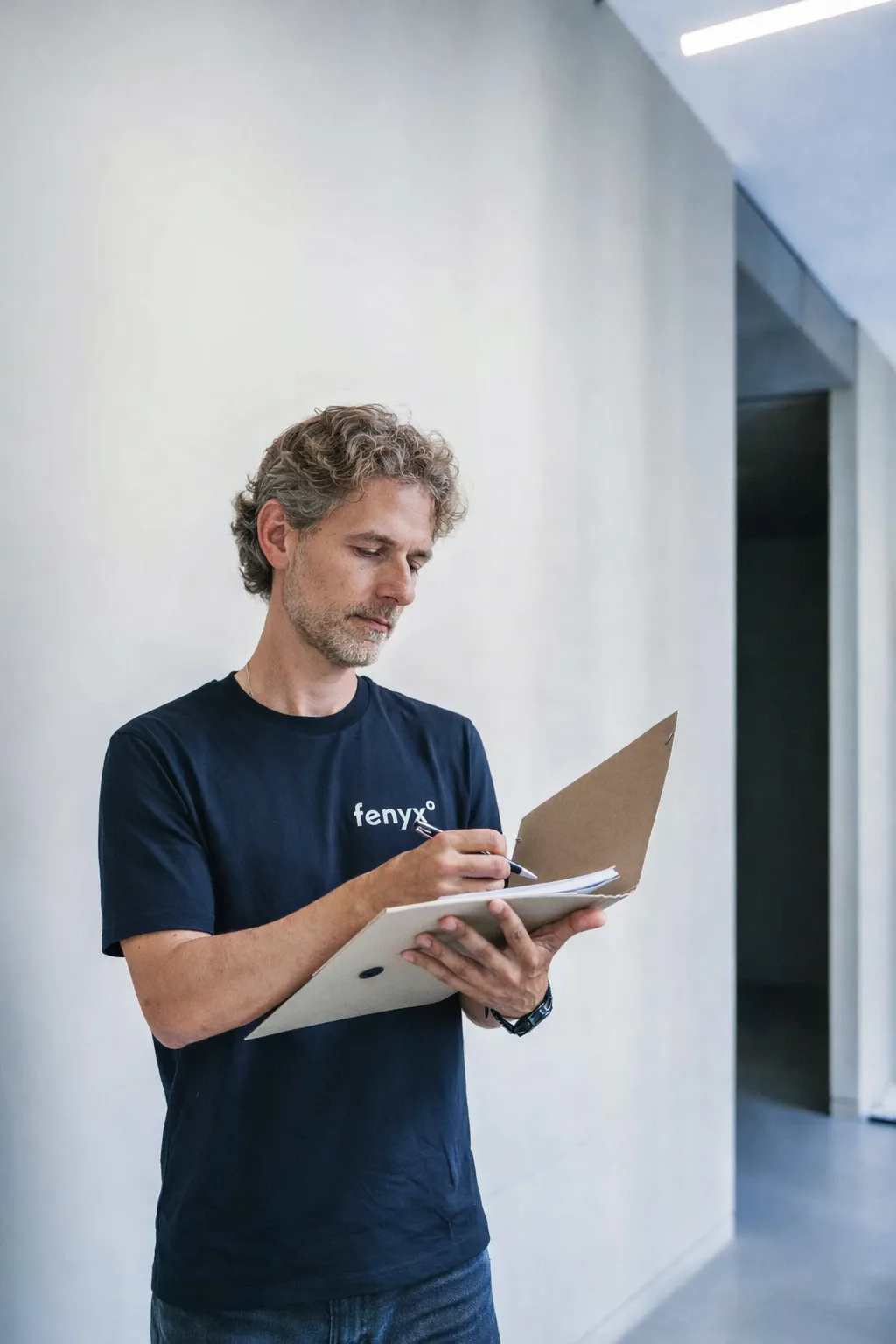 Projektmanager koordiniert Büroauflösung und dokumentiert den Ablauf