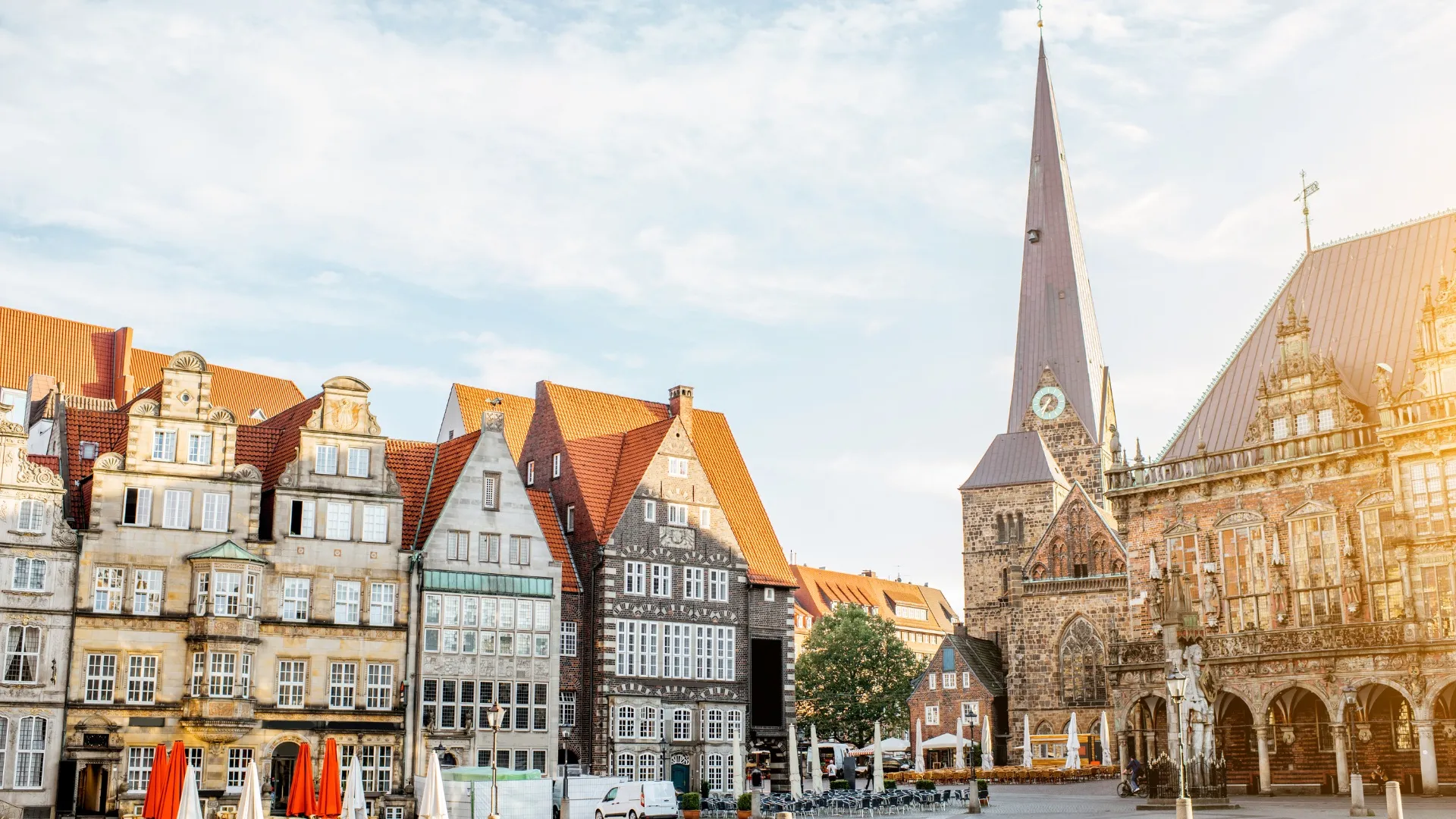 Historische Gebäude und Kirche mit Turm im Sonnenschein im Bremer Marktplatz.