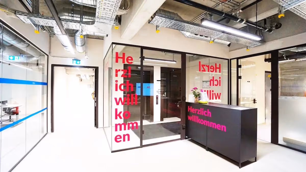 Möblierung für Coworking und Event Space – Fenyx Office Referenz