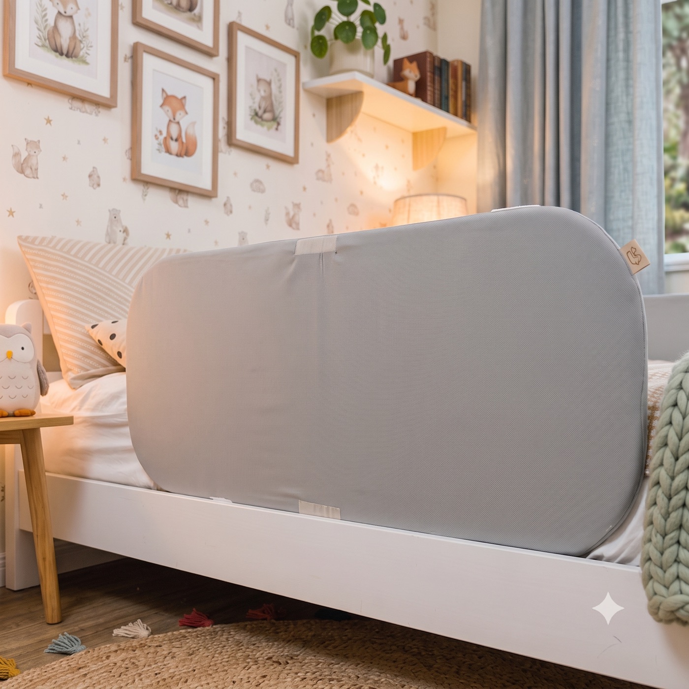 Gästezimmer mit weißem Bett, das DRITA® Bettgitter sichert die lange Seite