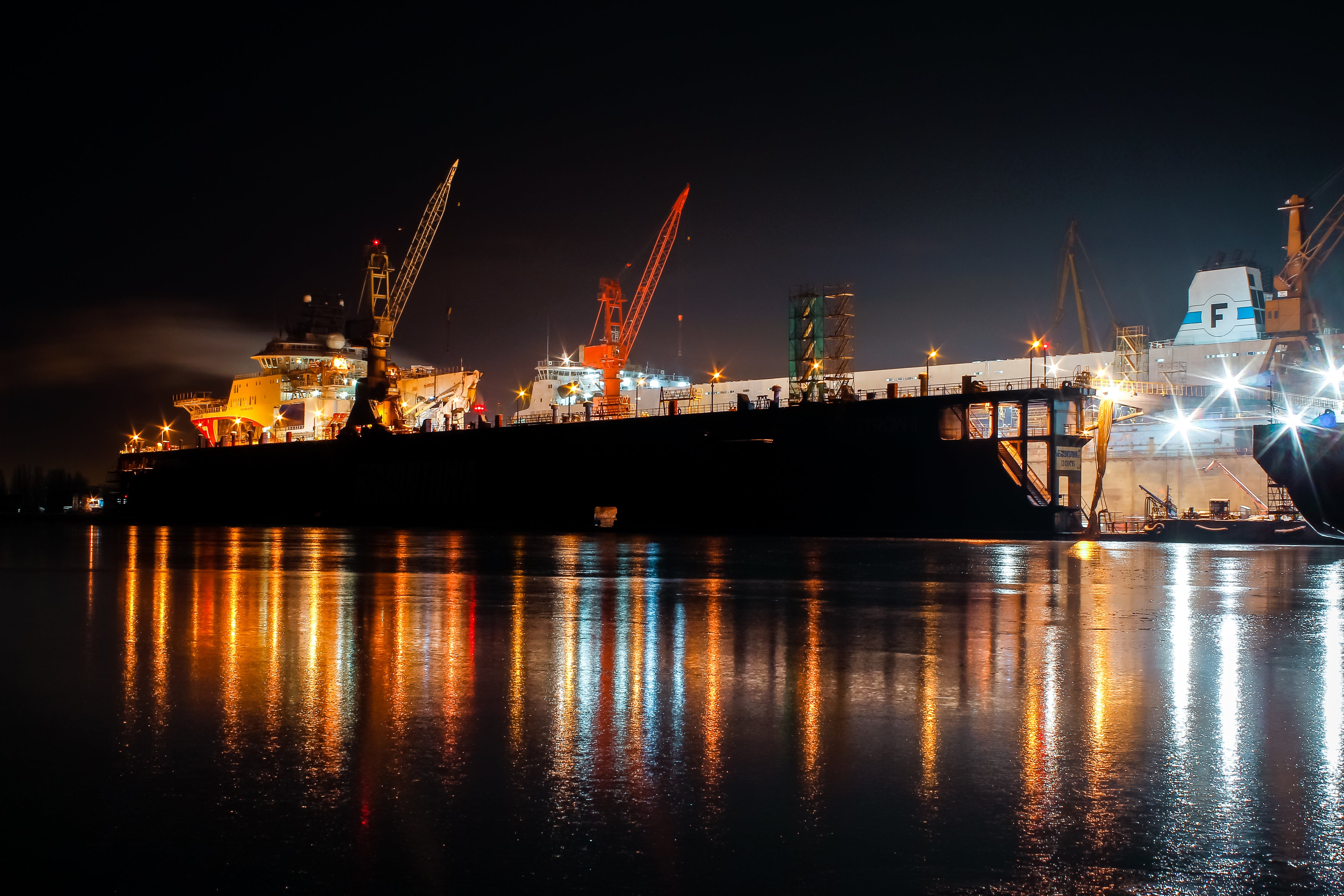 Container-Verladung im Hafen