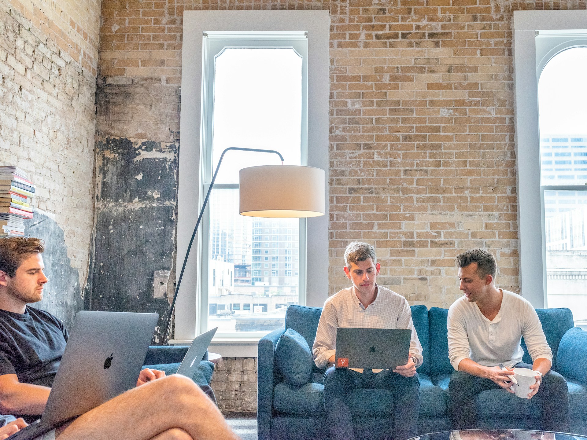 OriginX Team im Büro