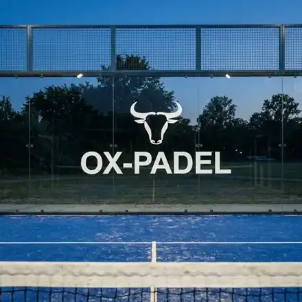 Logo im Glas eines Padel Courts