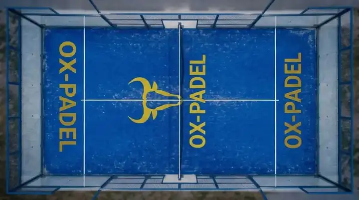 Logo im Kunstrasen eines Padel Courts