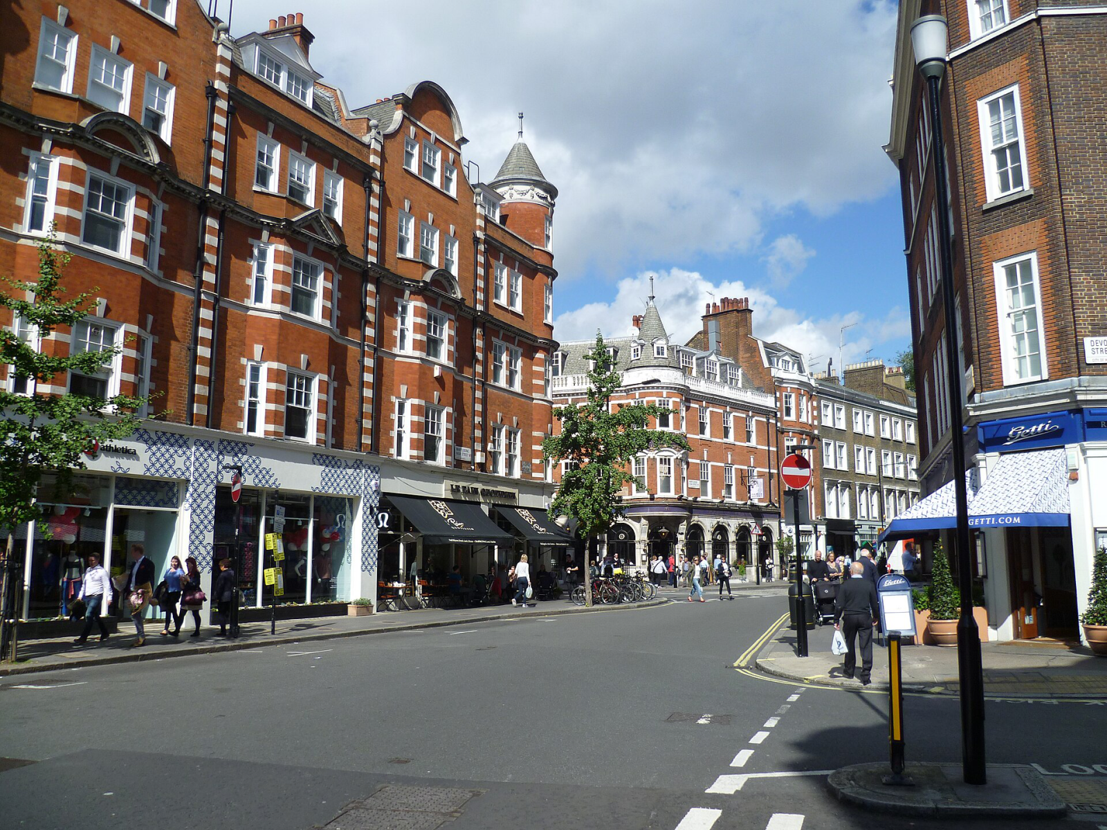 The green at Parsons Green with The White Horse