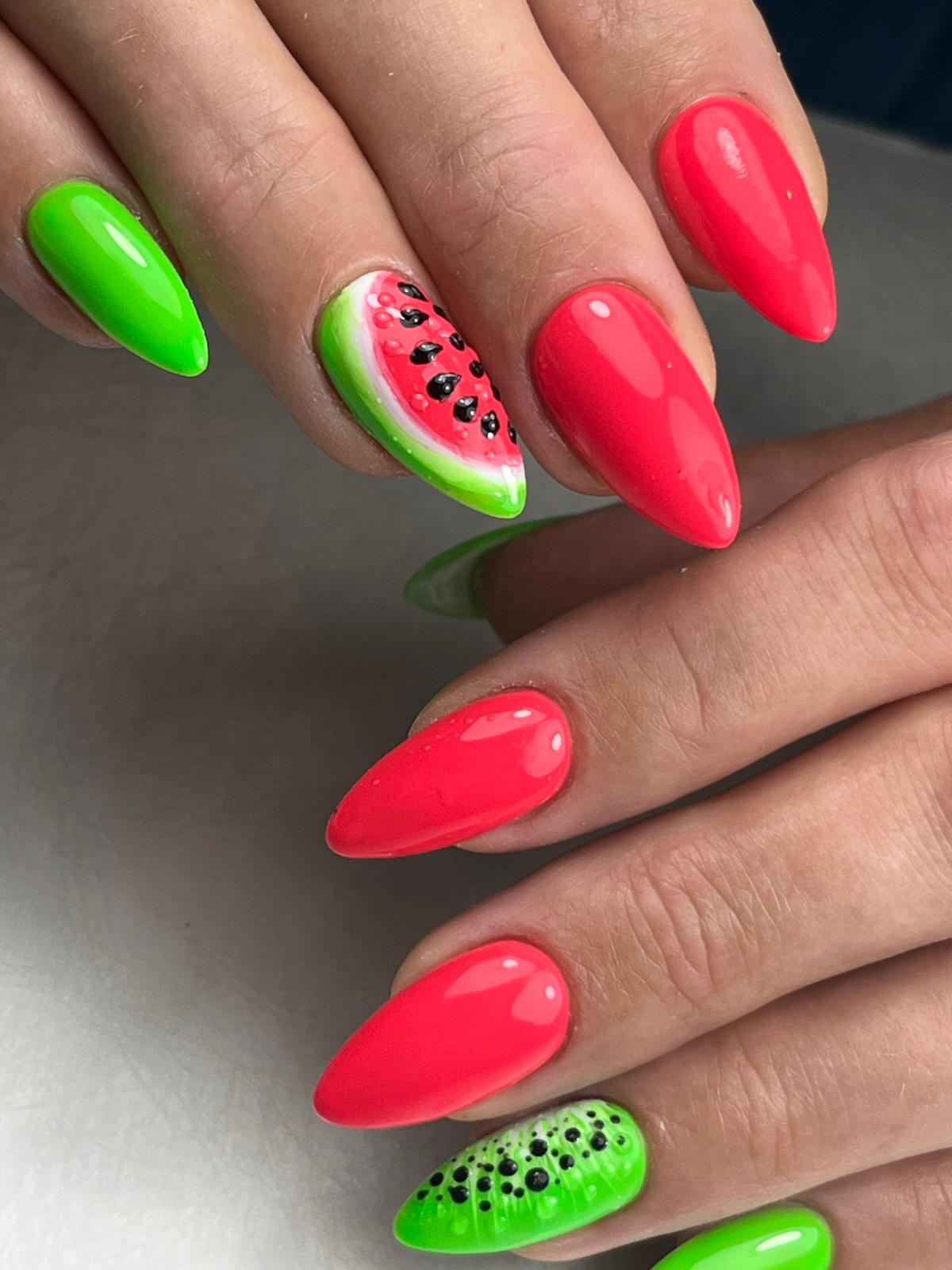 Nagels met felrode en groene lak, met twee nagels versierd als een watermeloen en een kiwi.