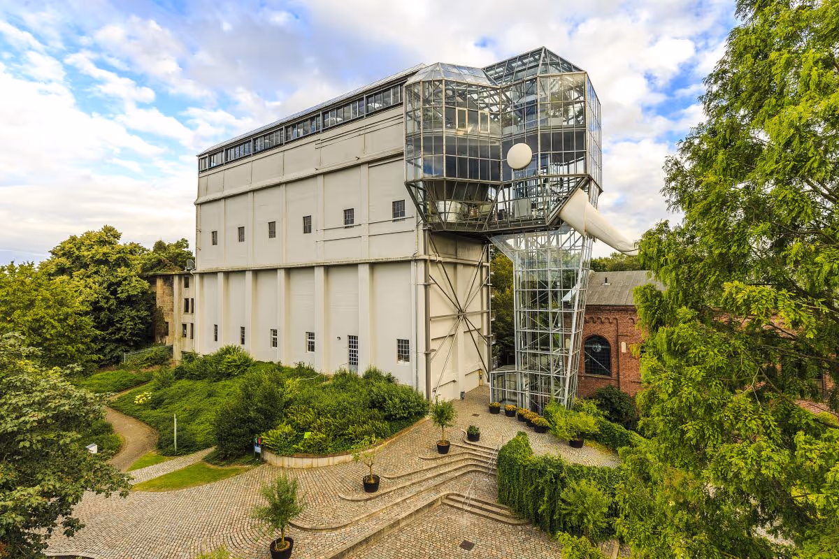 Glaselefant mit Tagungsraum