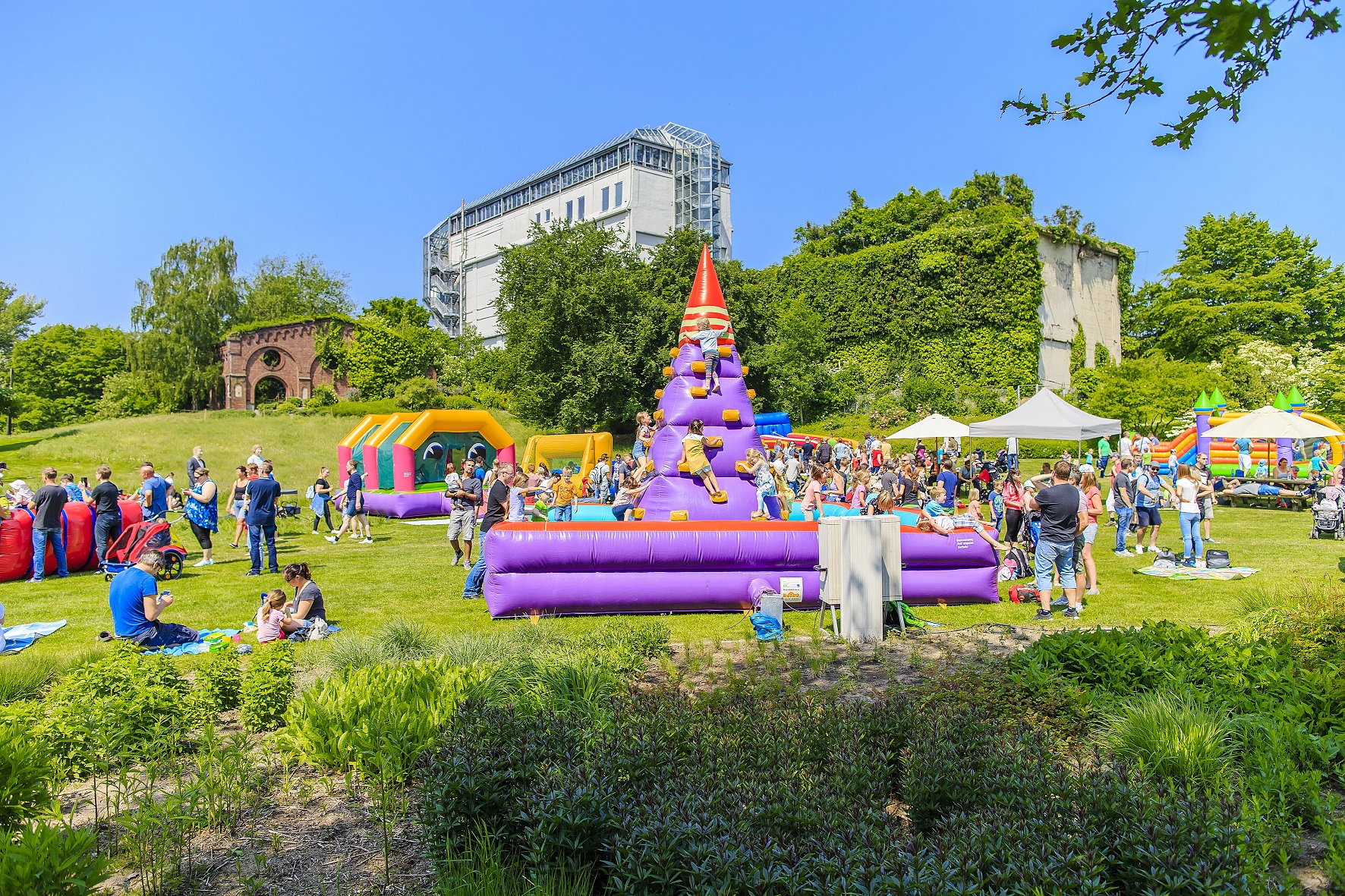 Hüpfburgenfest | 24. und 25. Mai | Martin Pfeiffer am 24. Mai | Okay Tilda am 25.5.
