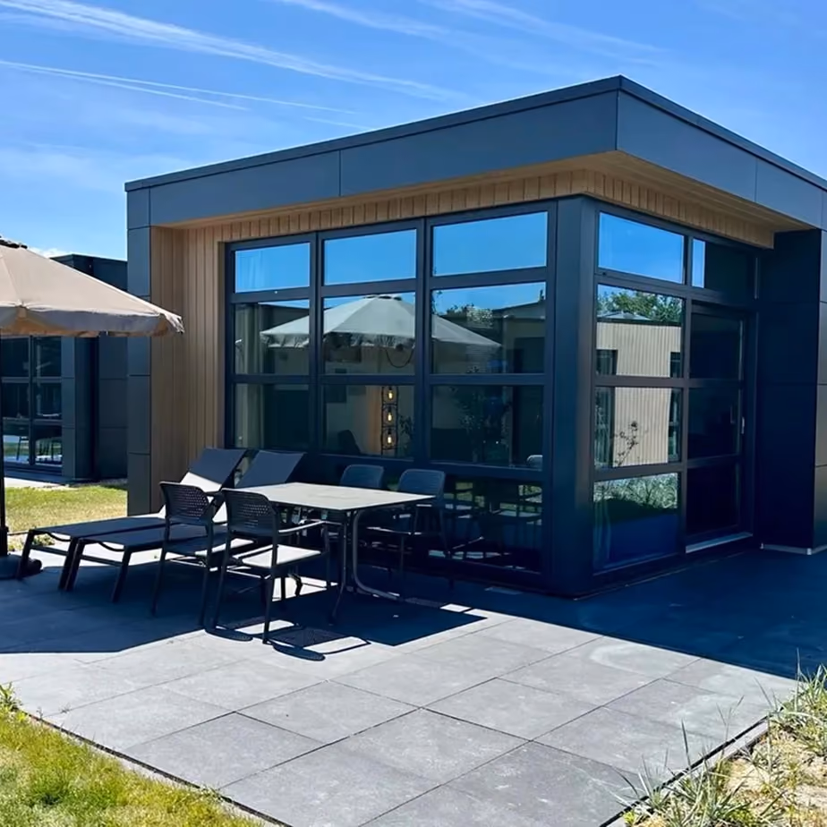 Cube Exclusif 14 mit Terrasse und Sitzbereich im EuroParcs De Zeeuwse Duinen
