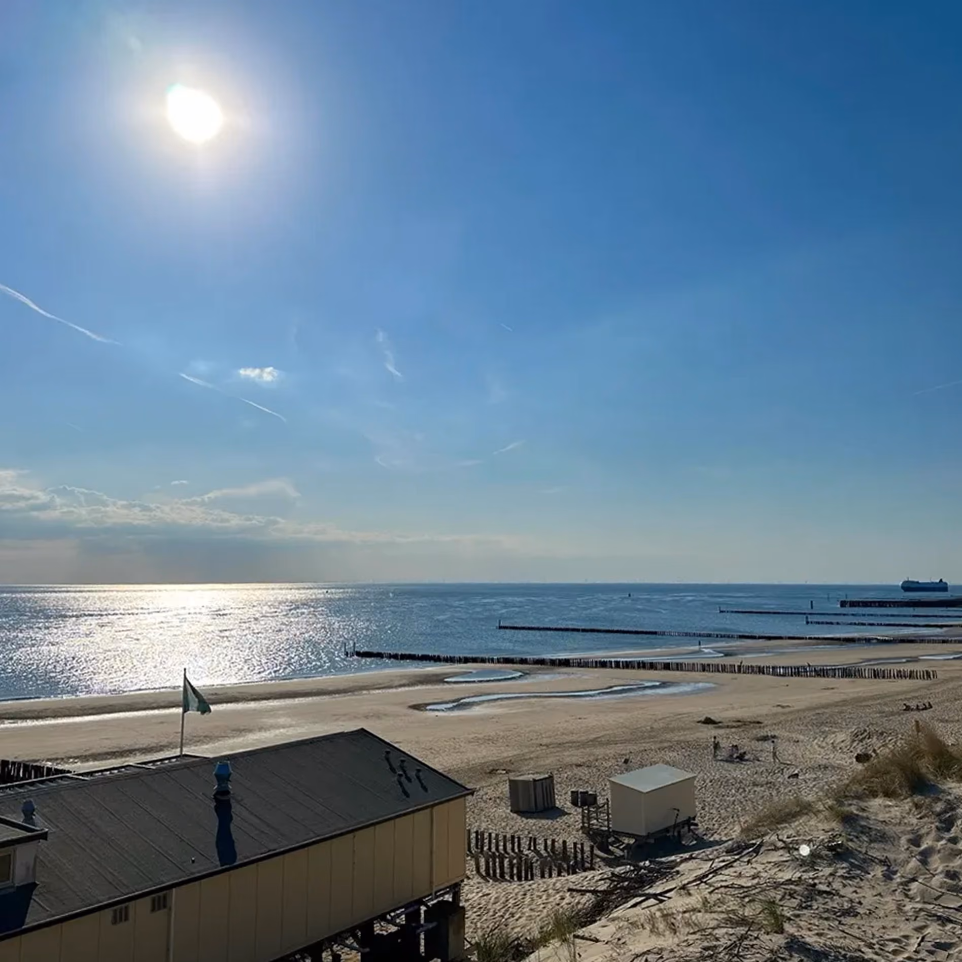Strand und Nordsee bei Westkapelle mit Blick über die Dünen